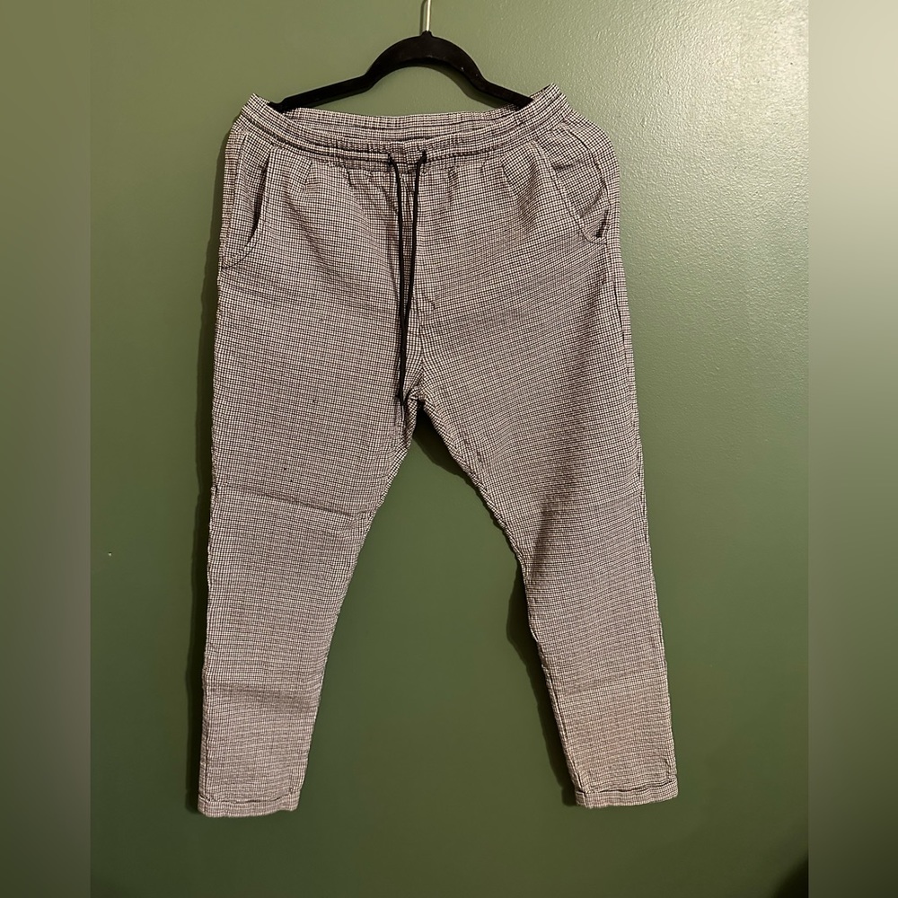 Neutral, plaid, capri pants.